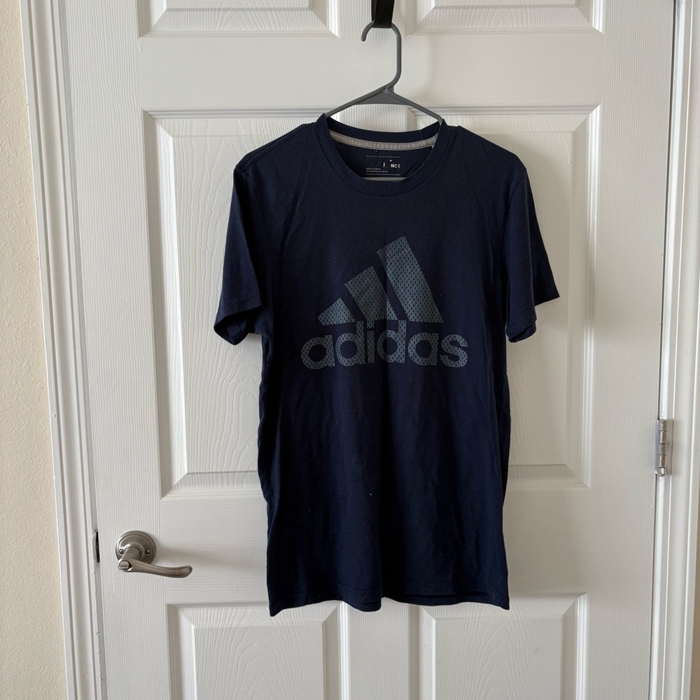 SOLD ‼️ Mens Adidas T-shirt